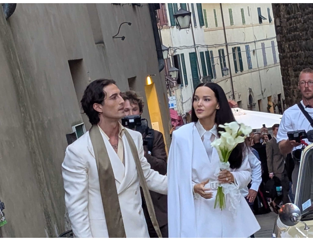 Damiano e Dove Cameron sposi, applausi dal pubblico in piazza a Montalcino