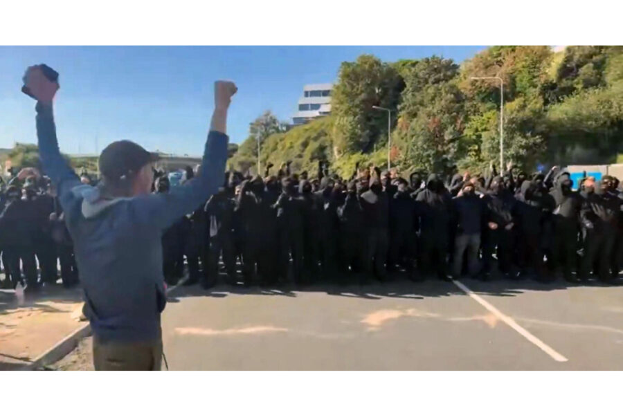 I manifestanti gridano 'Fermiamo le barche'. Polizia
