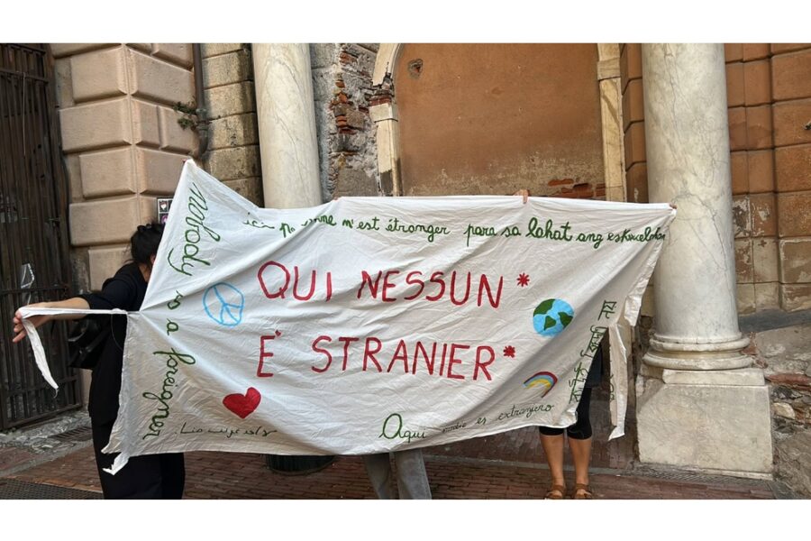 Volantinaggi e proteste davanti a diversi istituti