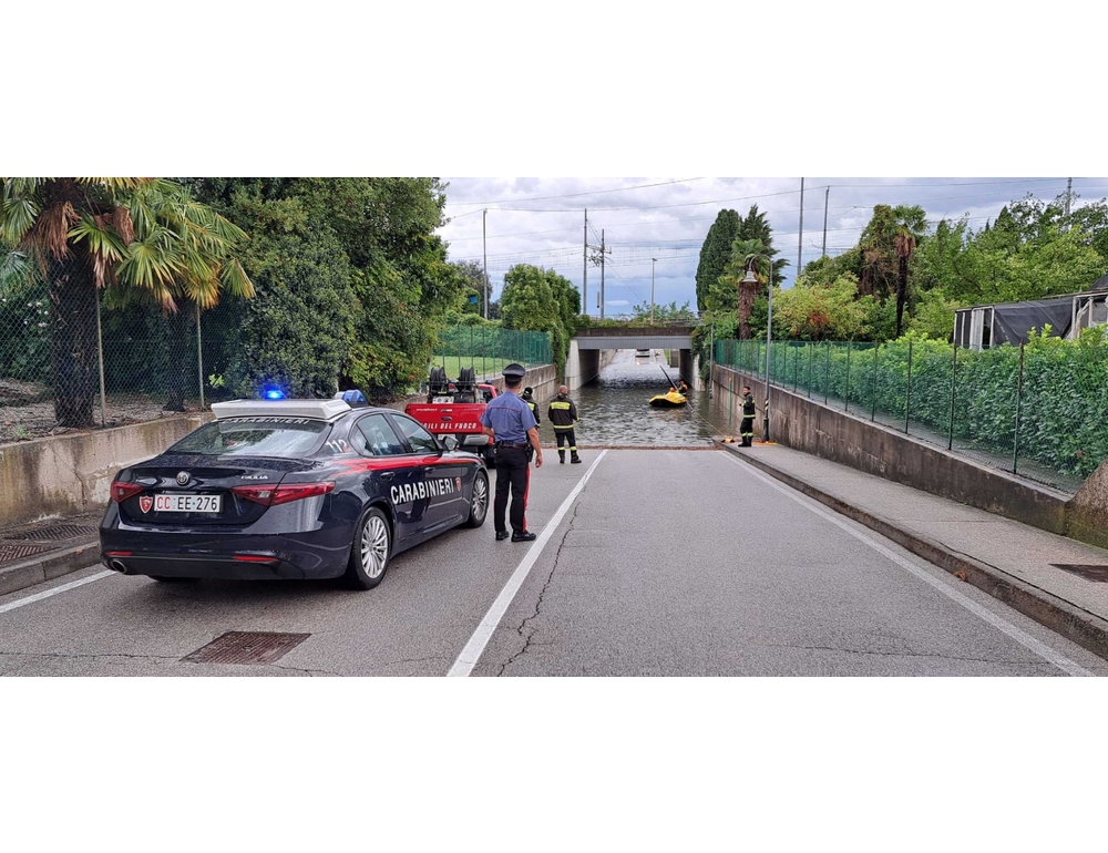 Donna muore annegata nell’auto intrappolata nel sottopassaggio allagato
