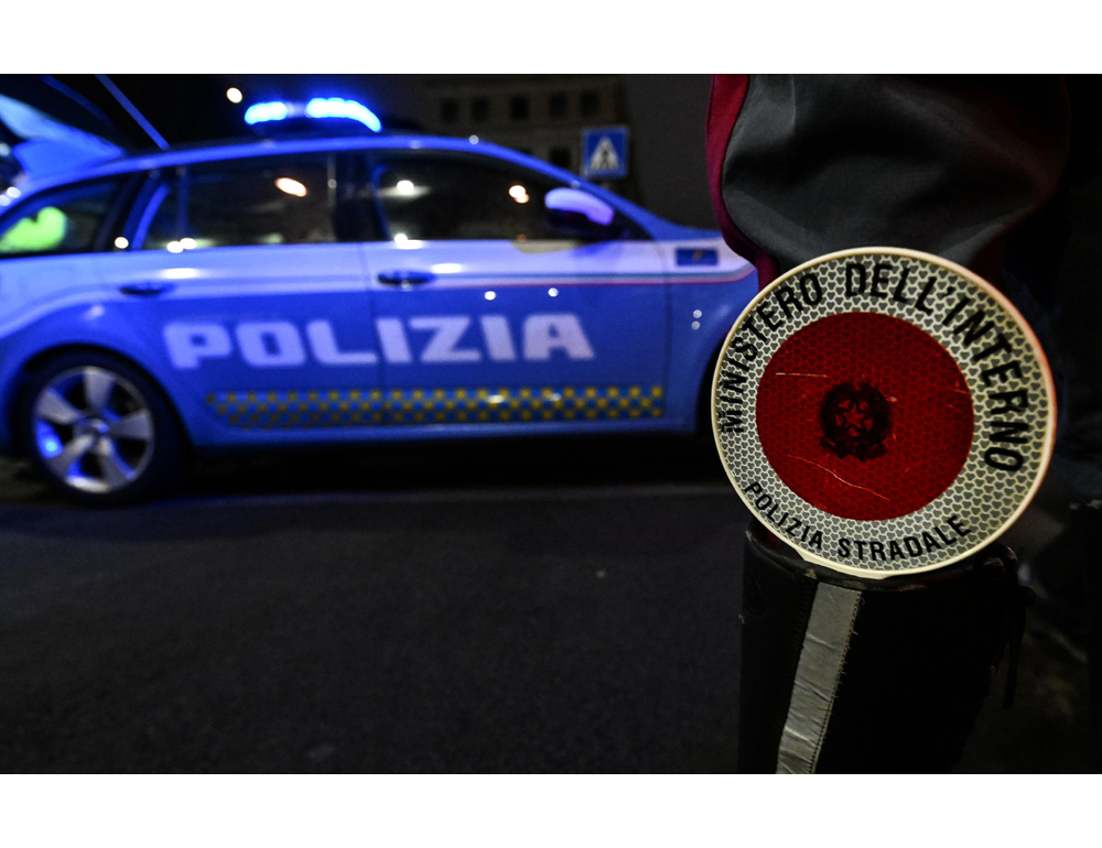 Dormivano invece di essere in servizio, a giudizio 11 agenti della Stradale