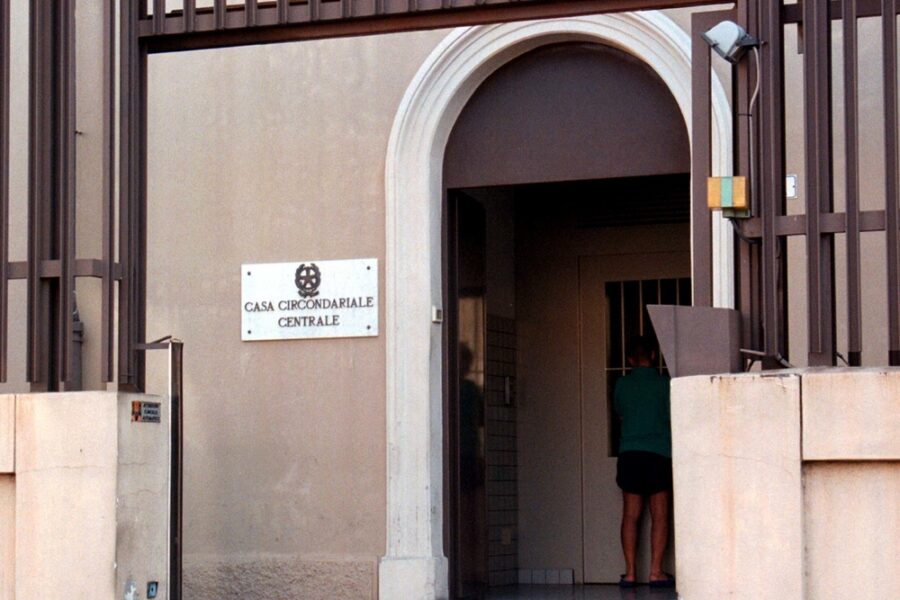 Segnalato ad autorità giudiziaria anche agente Penitenziaria. Sequestrati cellulari e armi