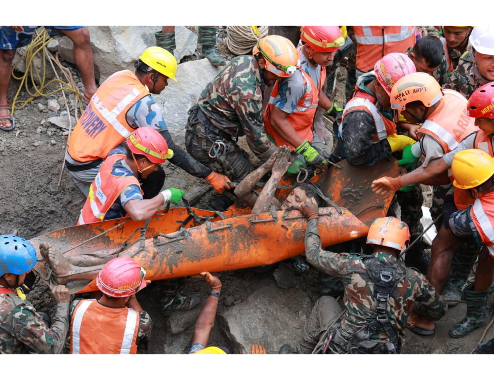 Due operai estratti vivi dopo 10 giorni da un tunnel in Nepal