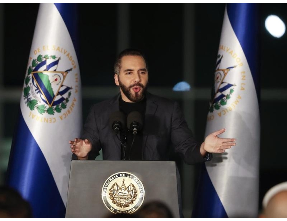 El Salvador, Bukele elogia l’intelligenza artificiale nelle scuole