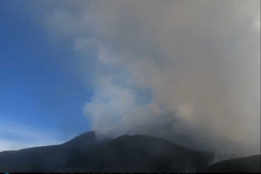 Chiusi due spazi aerei attorno al vulcano