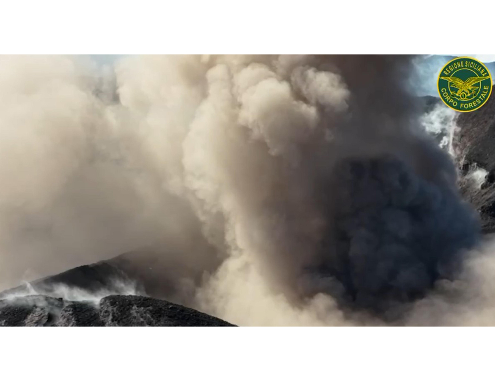 Emissione cenere dall’Etna, sospesi voli in arrivo e in partenza a Catania