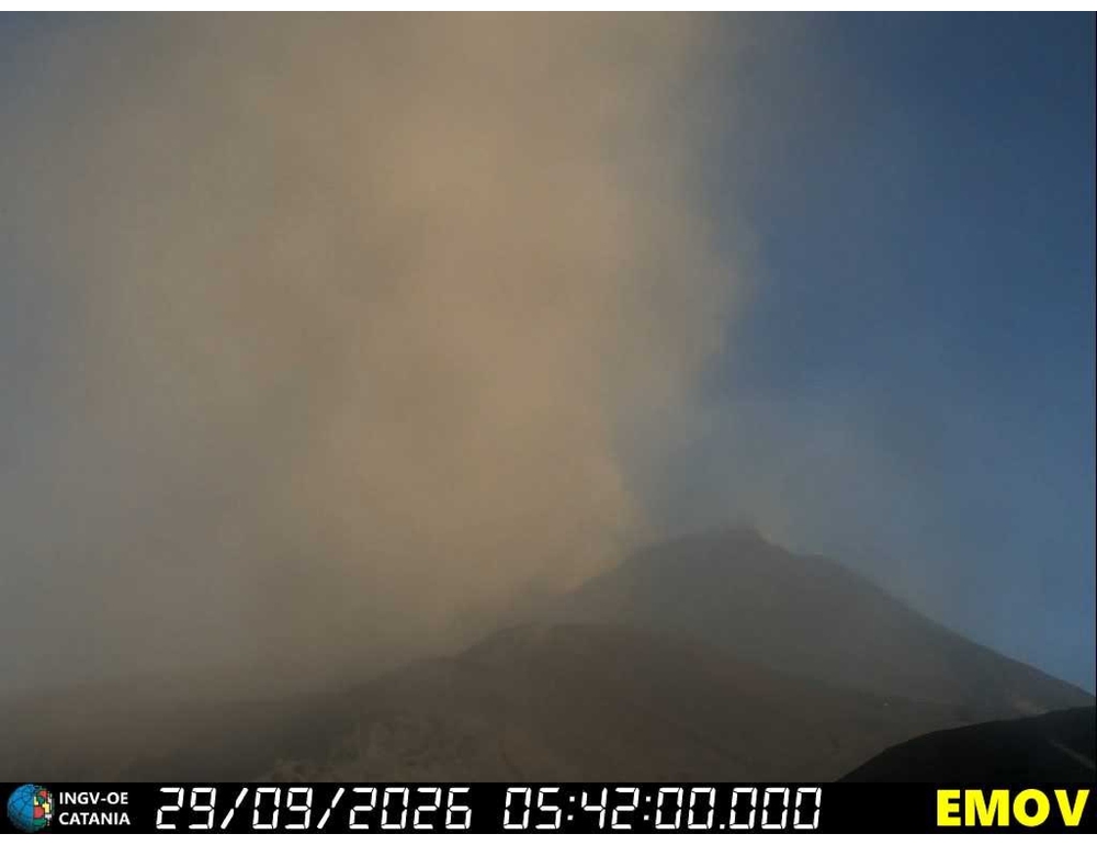 Emissione di cenere dall’Etna, nube eruttiva alta 4 chilometri