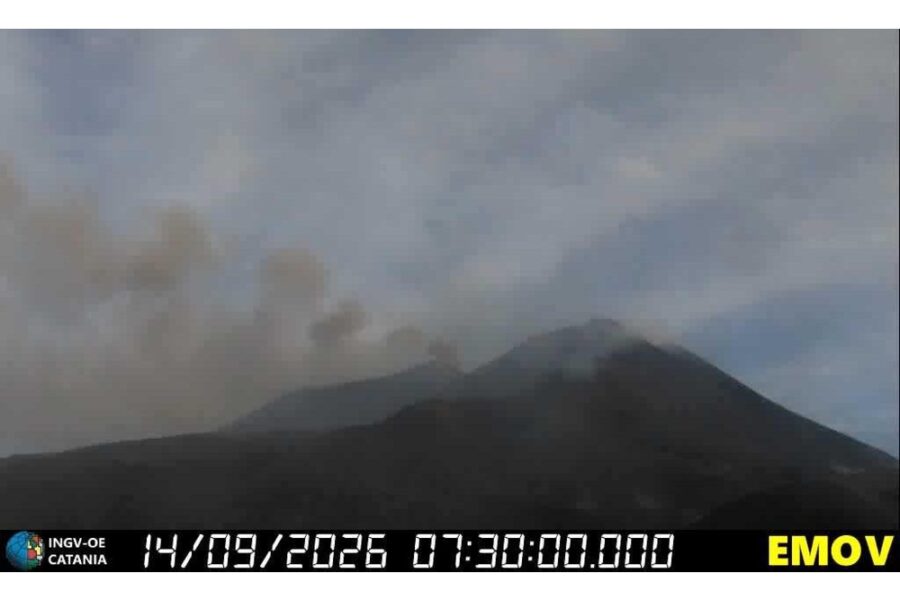 Nube eruttiva alta 4 km. Stop agli atterraggi fino alle 16