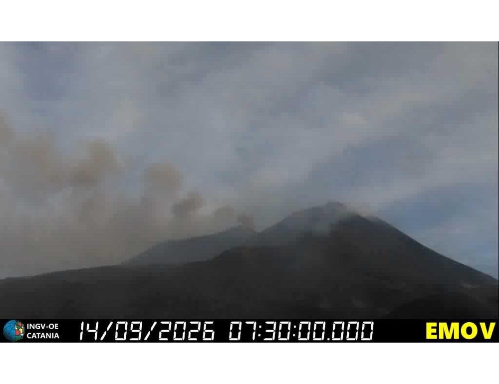Emissione di cenere dall’Etna, sospesi arrivi all’aeroporto di Catania