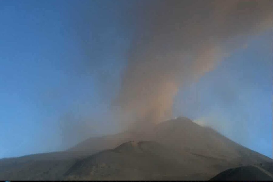 Tremore vulcanico medio-basso. Operativo l'aeroporto di Catania