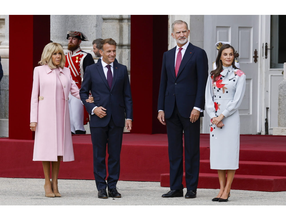 Emmanuel e Brigitte Macron ricevuti al Palazzo Reale di Madrid con onori militari