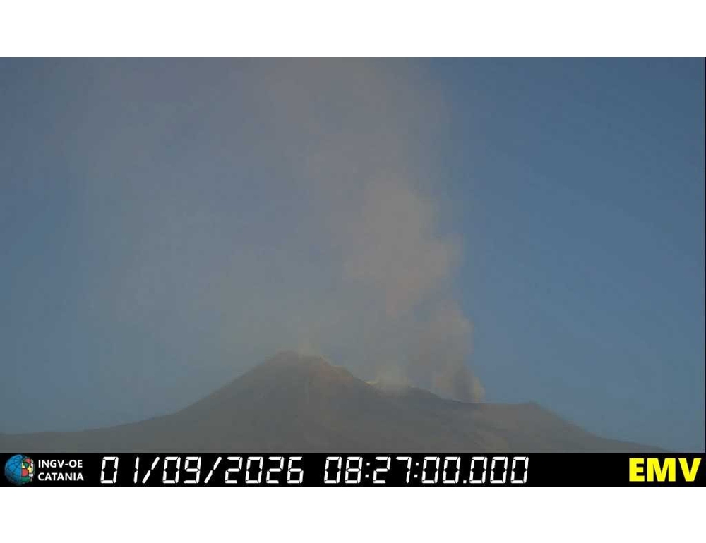 Etna, debole emissione di cenere, avviso per il volo sale ad arancione