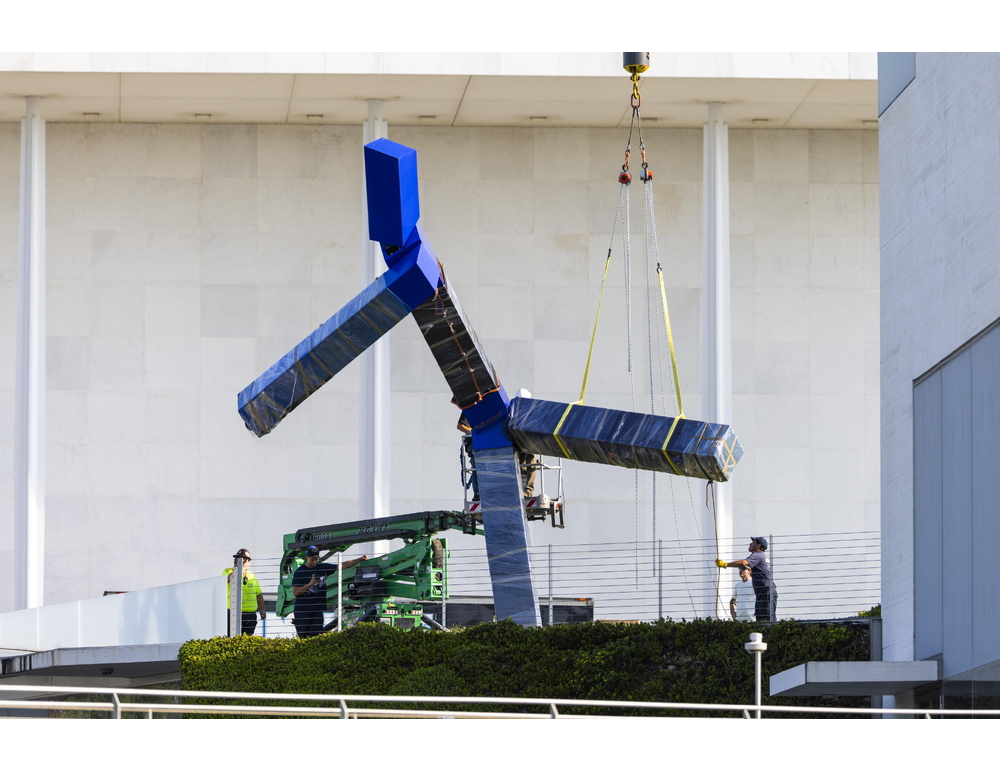 Ex presidente del Kennedy Center compra la scultura rimossa da Trump