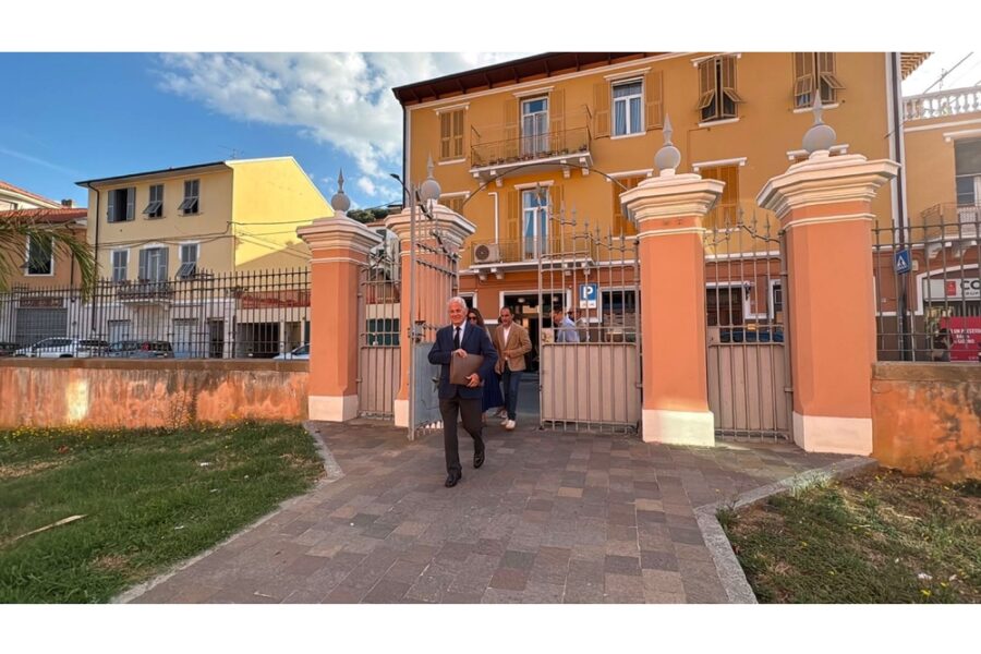 Era accusato di aver intimato al comandante dei vigili di non effettuare un sopralluogo