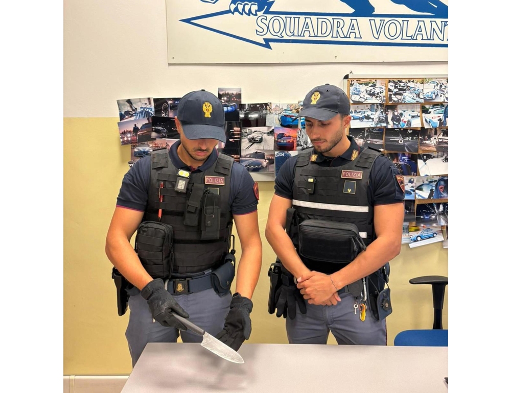 Fermato dalla polizia a Padova, reagisce con un coltello urlando ‘Allah Akhbar’