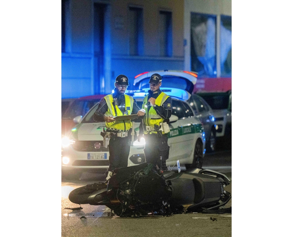 Finisce in moto contro una balaustra, morto 47enne a Milano