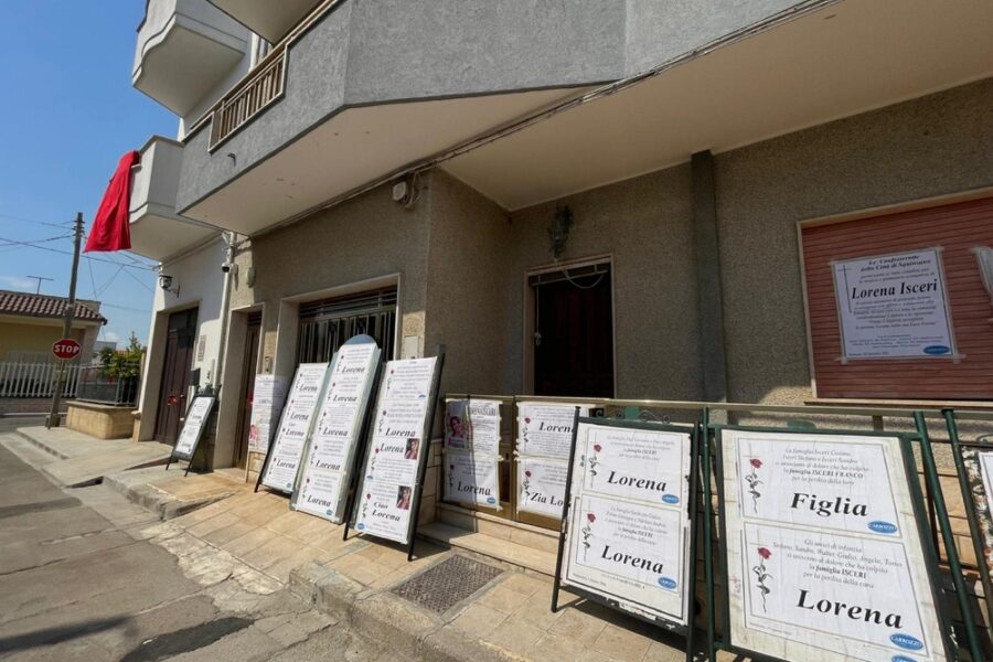 Decine di manifesti funebri davanti casa Isceri