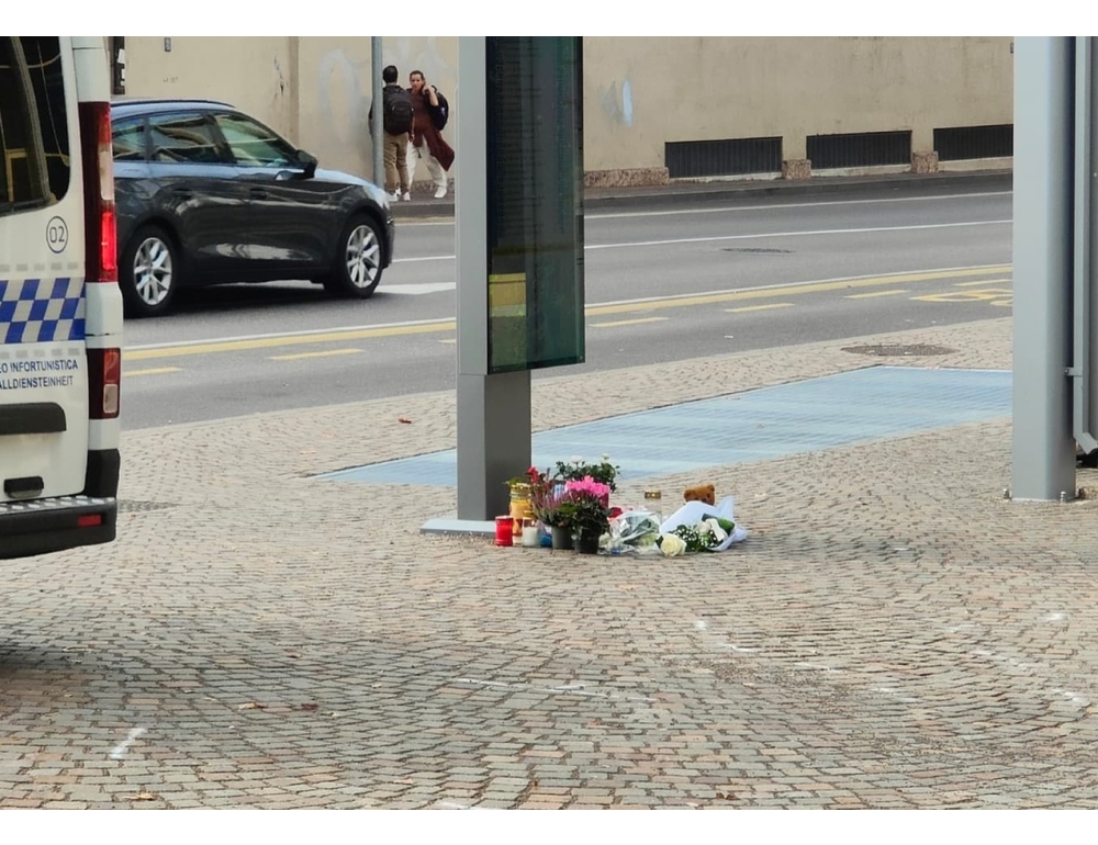 Fiori e peluche per la bimba morta a Bolzano