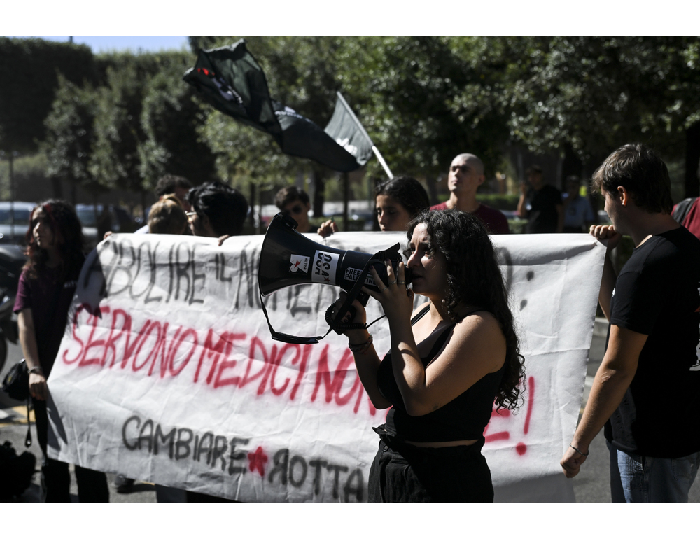 Flash mob Cambiare Rotta, ‘abolire il numero chiuso a Medicina’