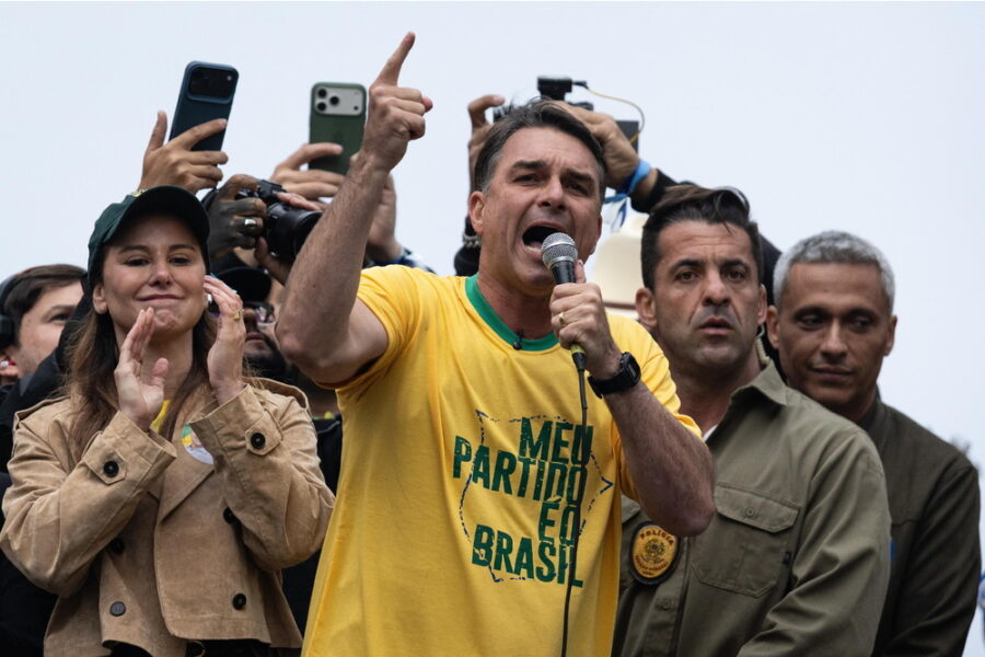 Il candidato alla presidenza ripete la scena dell'attentato a Juiz de Fora