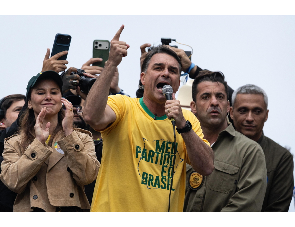 Flavio Bolsonaro torna sul luogo dove il padre fu pugnalato nel 2018