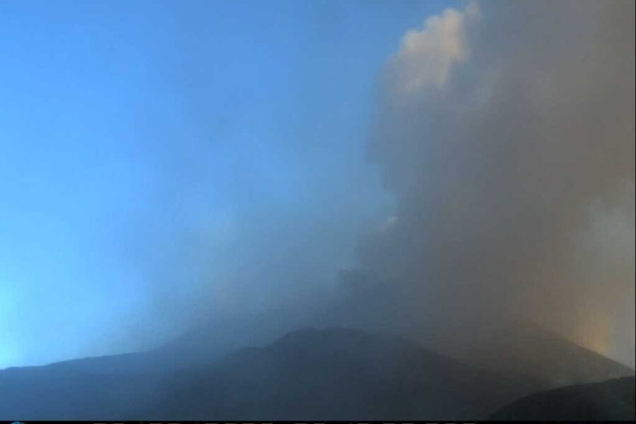 Nube eruttiva alta 4 km. Dieci voli dirottati