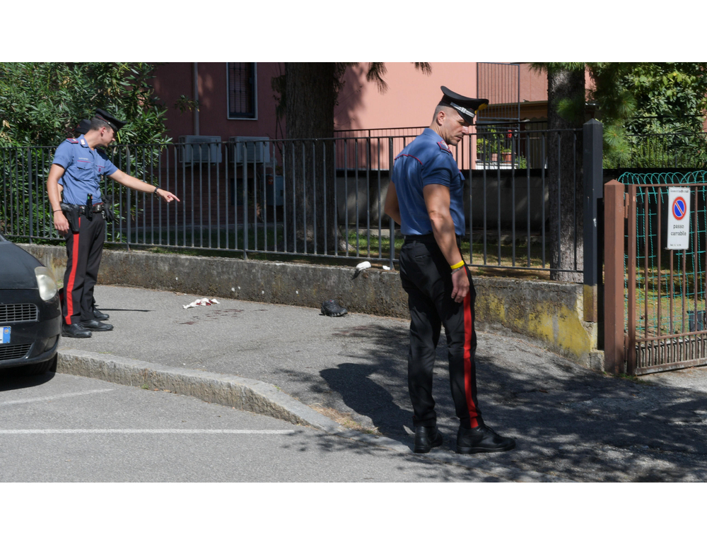 Giovane ferito alla gamba da un colpo di pistola nel Milanese