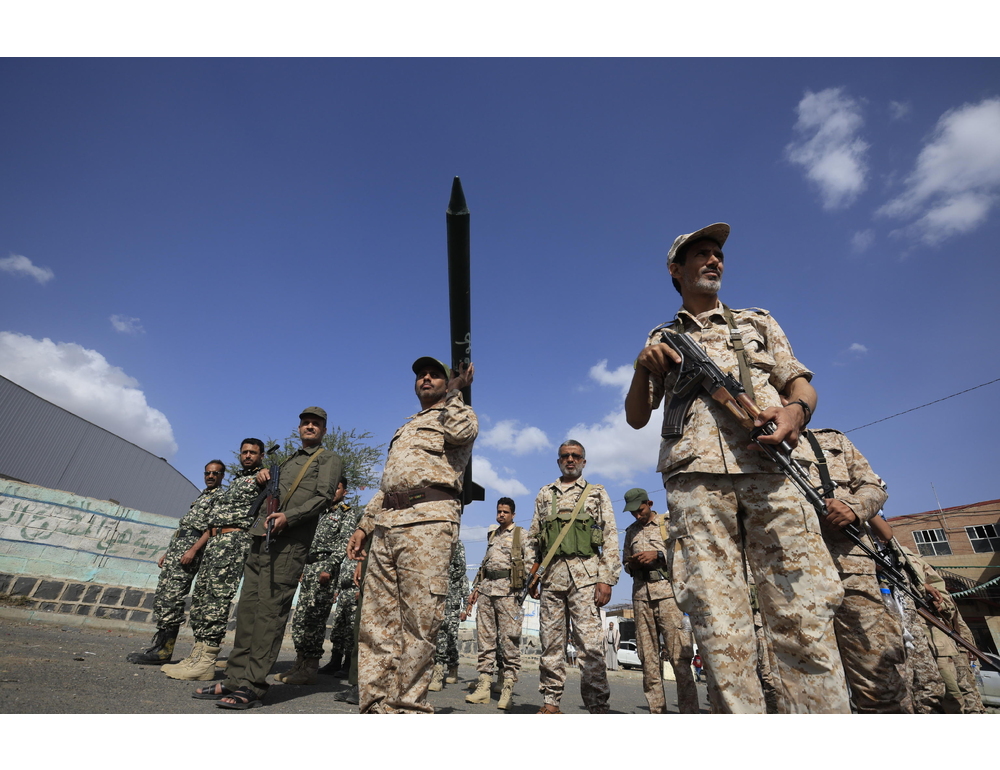 Houthi, la navigazione nello stretto di Bab el-Mandeb resta sicura e regolare