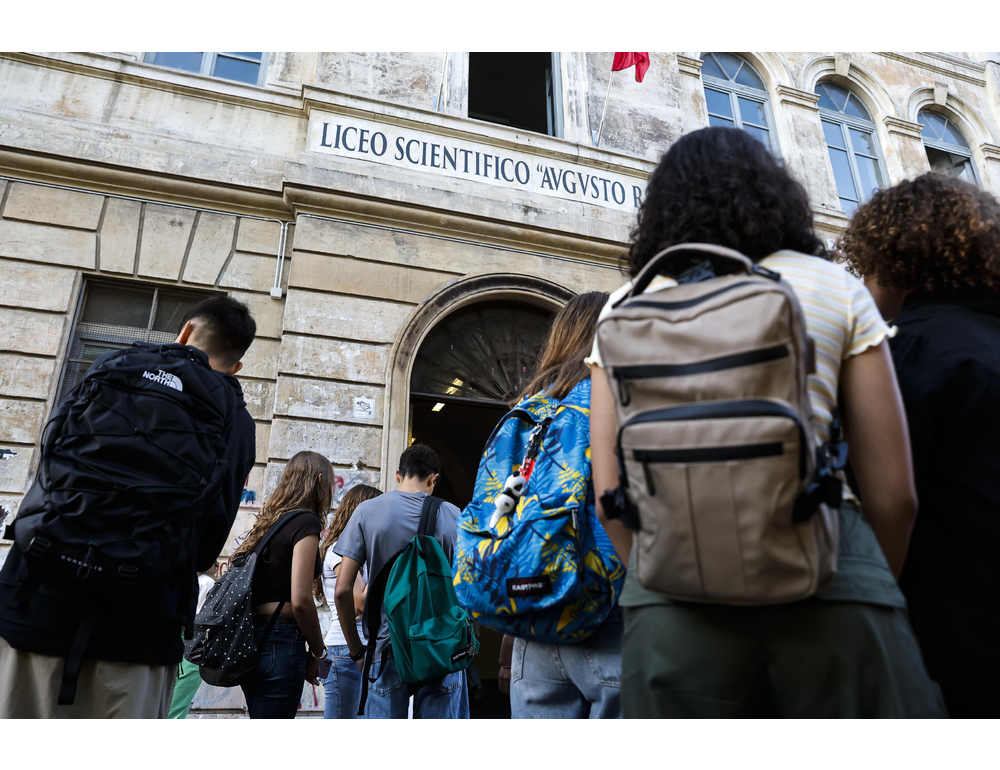 Il 94% degli studenti usa l’Ia ma il 44% la teme, indagine Indire