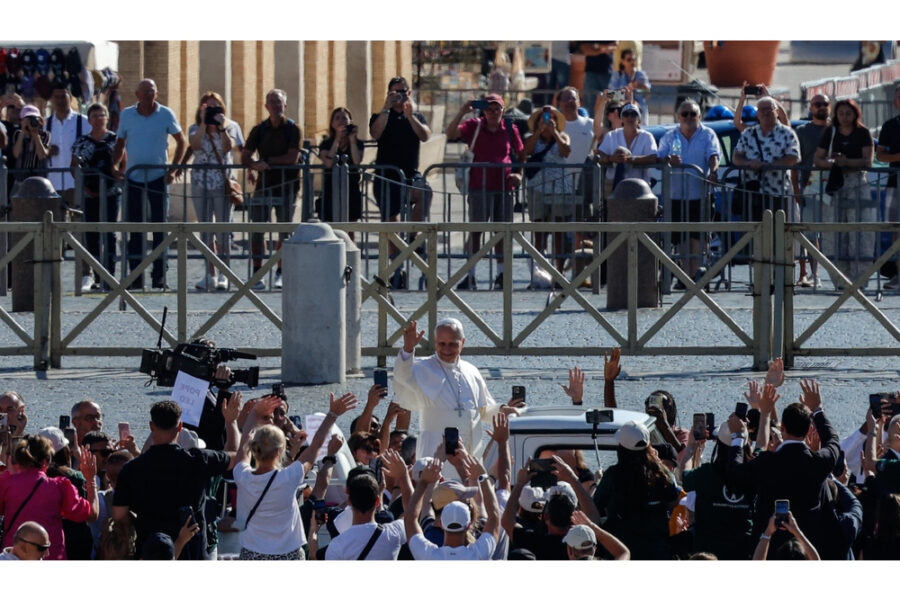 Piazza San Pietro stracolma per l'udienza generale del mercoledì