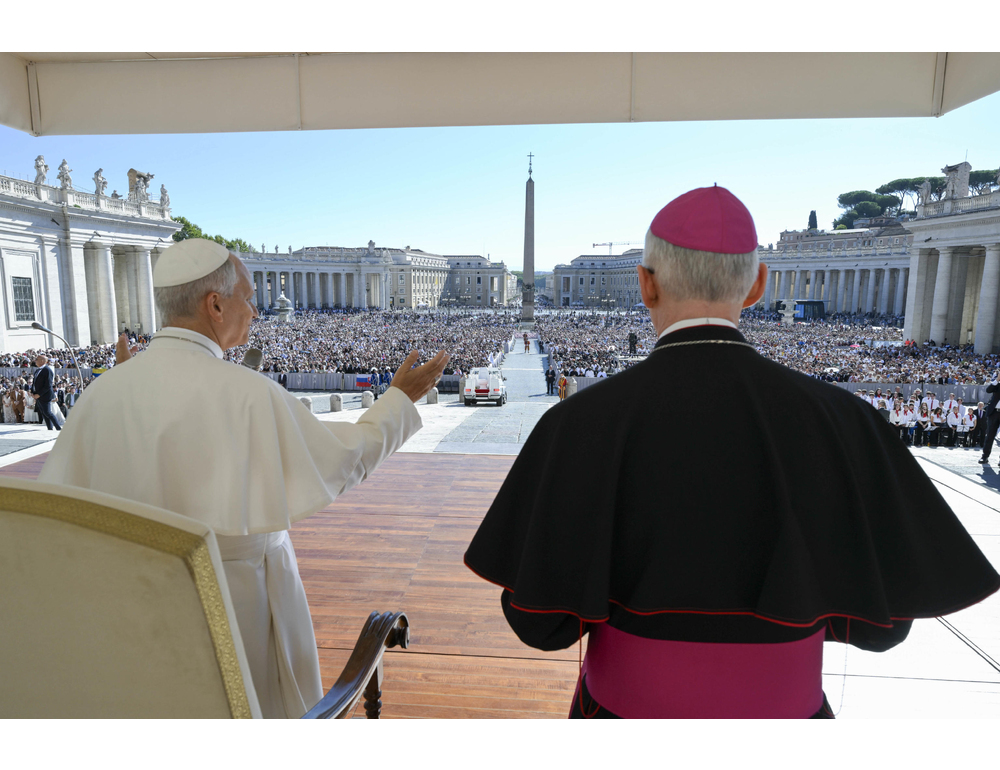 Il Papa, tutelare i migranti minori, vivono sofferenze indicibili