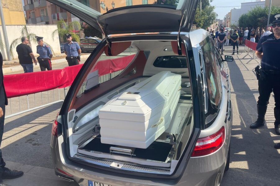 Oggi il funerale della donna uccisa dall'ex compagno che l'ha lanciata da un cavalcavia