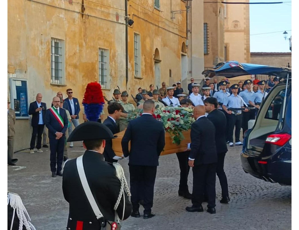 Il feretro di Raffaele Costa arrivato in chiesa, ai funerali anche Tajani