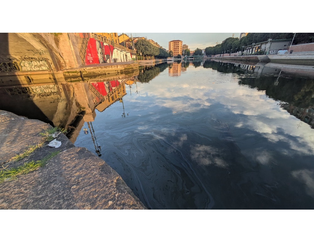 In Darsena a Milano l’odore di olio esausto della chiazza di gasolio