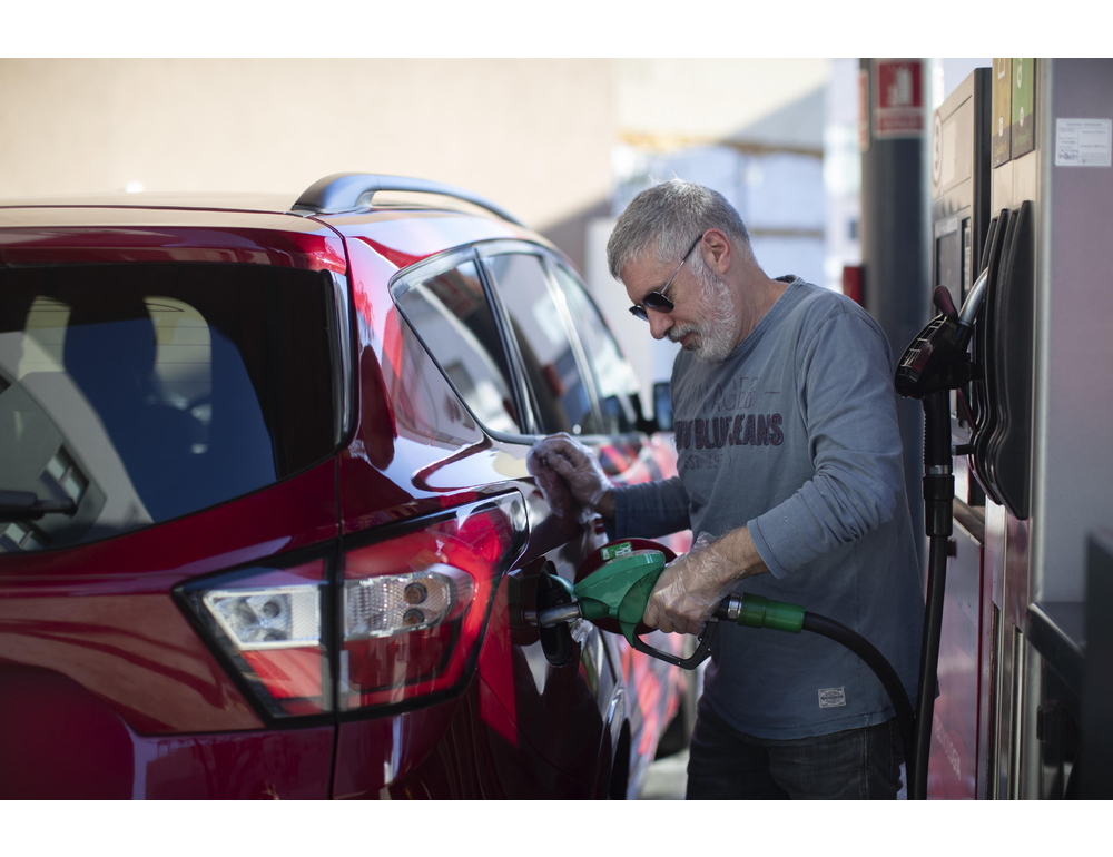 In Spagna via libera del governo a sconti 20 centesimi su carburante, tetto al gas