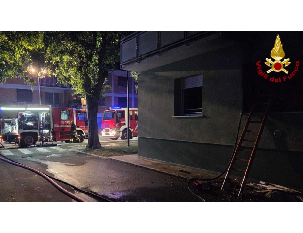 Incendio a Lucca, 2 morti e 13 feriti in un palazzo