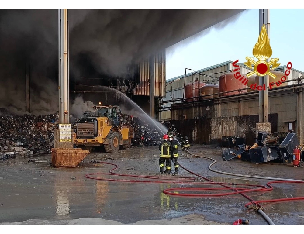 Incendio in azienda di recupero batterie esauste, nessun ferito
