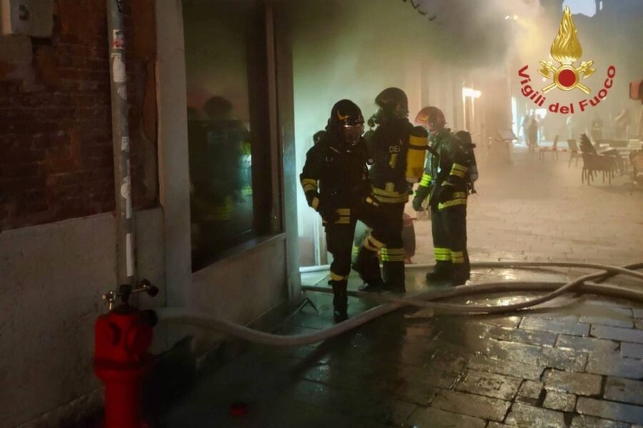 Nessun ferito tra i clienti ma evacuati il locale e un albergo soprastante