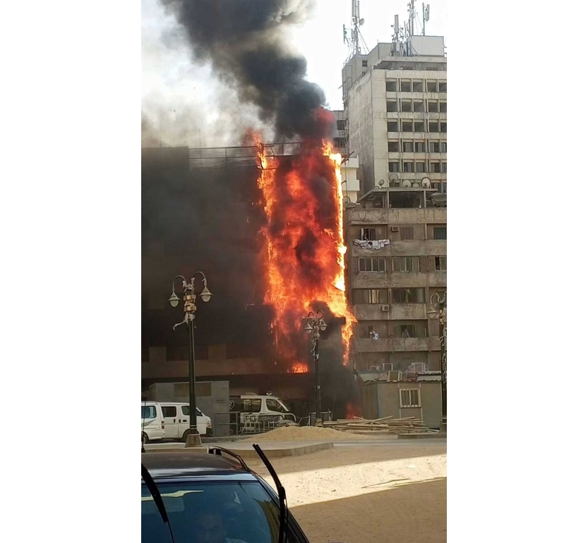 Incendio vicino a un commissariato al Cairo, alte fiamme ma nessun ferito