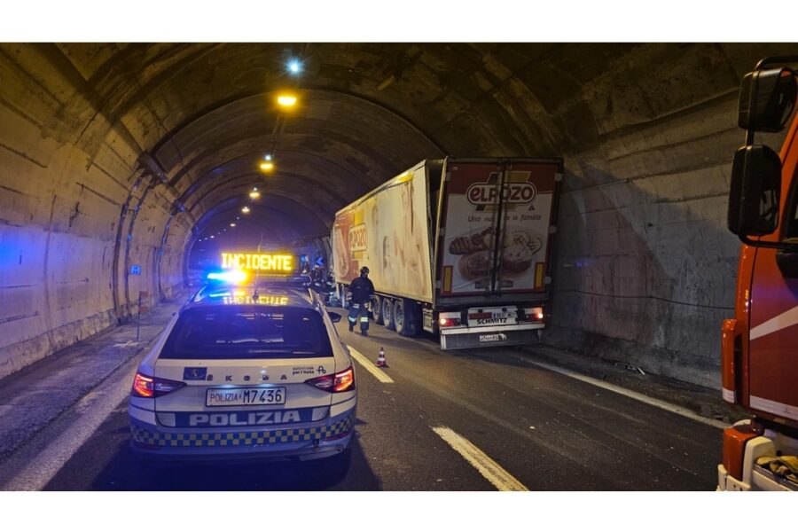 Scontro tra tre mezzi pesanti nella galleria di Montemiletto