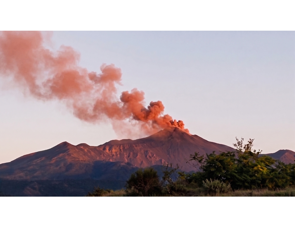 Ingv, pennacchio rosso Etna è rimobilizzazione materiale solido nel cratere