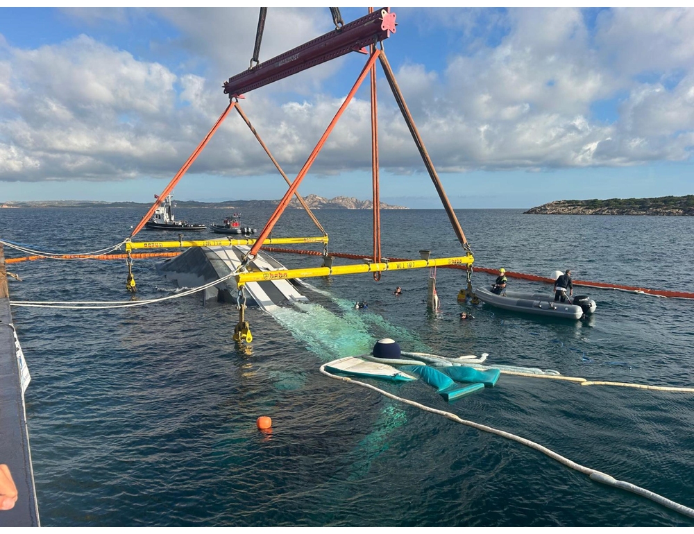 Iniziate le operazioni di recupero dello yacht affondato in Costa Smeralda