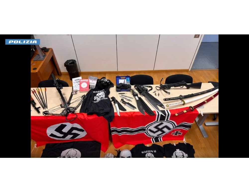 Inneggiava al suprematismo e aveva armi bianche in casa, arrestato 17enne