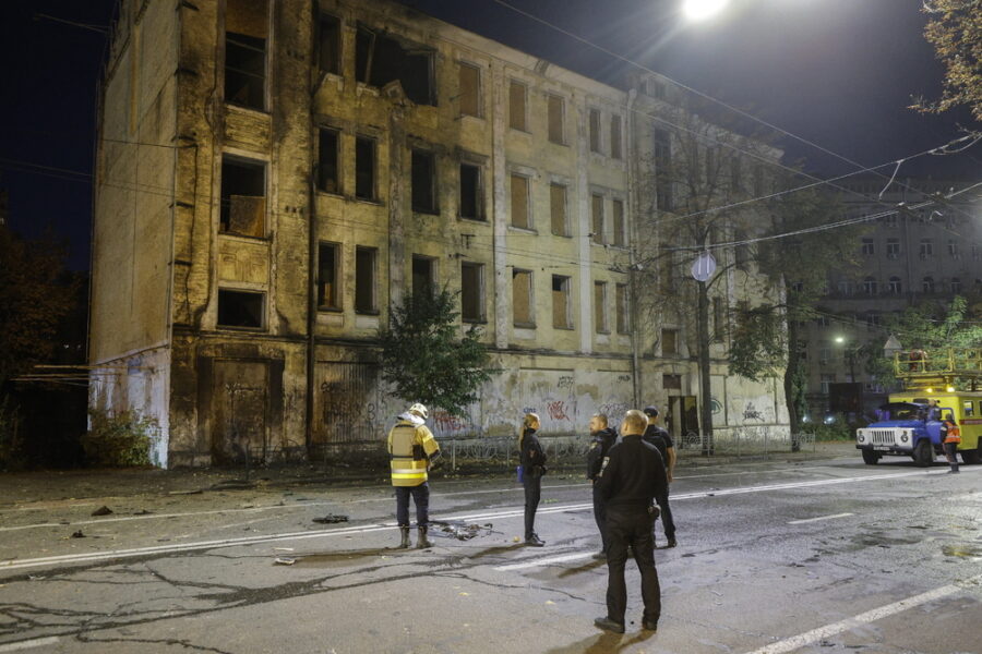 I soccorritori hanno spento un incendio divampato nell'edificio dopo l'attacco
