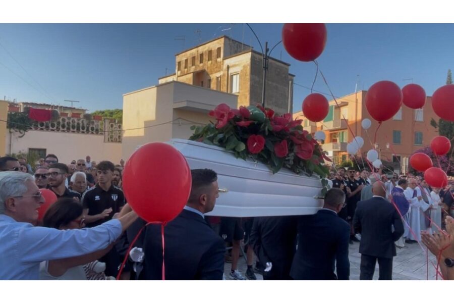 Papà Franco bacia la foto della figlia