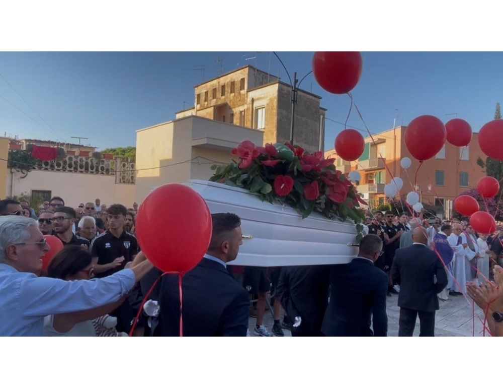 La bara bianca di Lorena lascia la chiesa tra palloncini rossi e applausi
