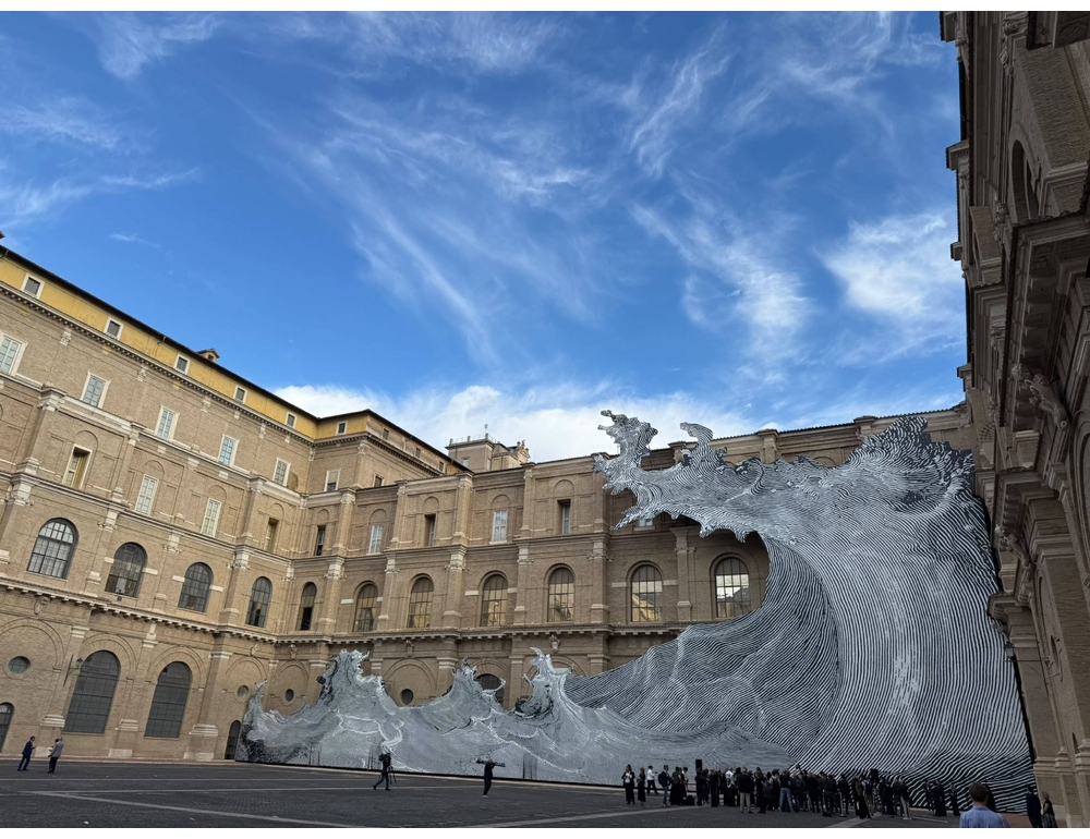 La grande ‘Onda’ di Jr sulla facciata della Bilioteca apostolica vaticana