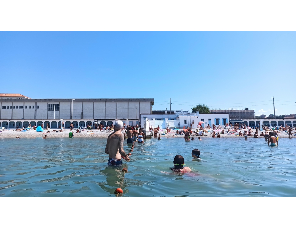 La spiaggia di Trieste divisa tra donne e uomini sul sito della Cnn