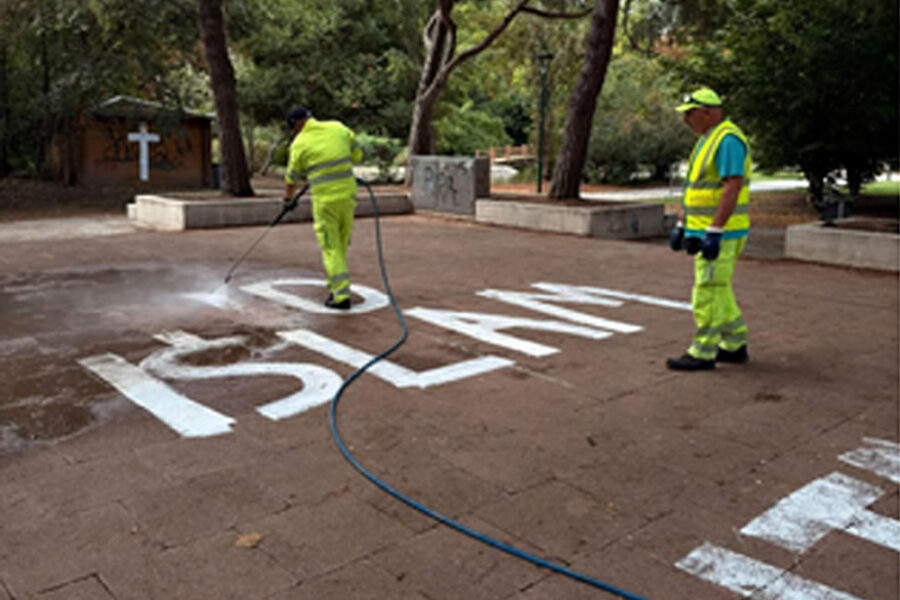 In un parco cittadino comparse scritte 'No Islam' e una croce