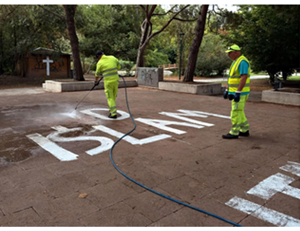 ‘La vostra integrazione la nostra emarginazione’, striscione davanti a scuola